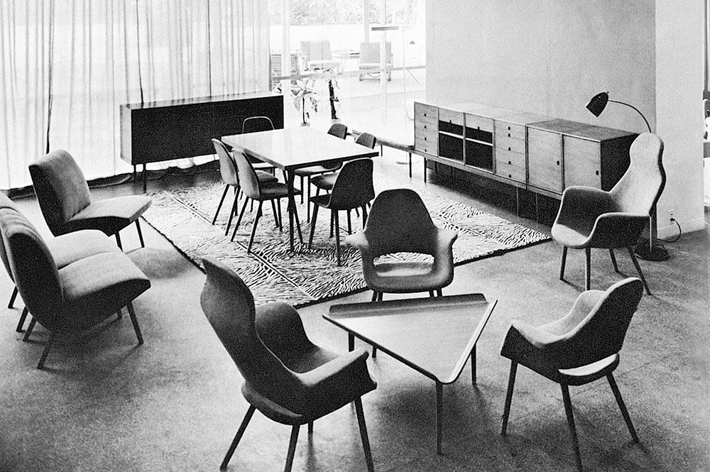 Stolica “Organic Chair“ prvonagrađena je na konkursu MoMA muzeja „Organski dizajn u opremanju stanova“ 1940. godine. Zbog složenih skulpturalnih oblika bila je ispred svog vremena, pa se na savladavanje tehnologije i serijsku proizvodnju čekalo punih deset godina.